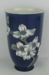 Vaso em porcelana dinamarquesa, com marca da manufatura Royal Copenhagen, decorado com pintura floral em policromia. Alt. 23cm.