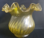 Belíssimo vaso feito de vidro . Apresenta borda ondulada, Medidas: 20x20 cm