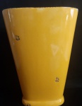 Vaso em cerâmica na cor amarela - Altura: 28 cm ,  Lote com bicado na borda.