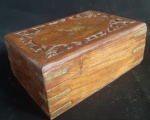 Caixa em madeira trabalhada em marchetaria e com forração interna  - Medidas:  16x10x7 cm