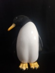 Pinguim decorativo em faiança. Med. 27x16 cm.
