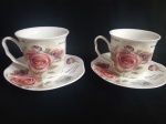 Duas xicaras em porcelana com desenhos florais