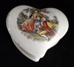 Porta joia em porcelana em forma de coração  e ao centro cenas galantes- Medidas:  12x12x5 cm