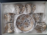 Belíssimo conjunto para café em porcelana Italiana, marcado na base, na caixa original,  pintado com vasta decoração em ouro. Em perfeito estado, xícaras com 5 cm de altura e 6 cm de diâmetro e pires com 10,5 cm de diâmetro