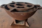 Antigo fogareiro à carvão em ferro oxidado - Medidas: 28x24x13 cm