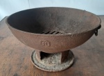 Antigo fogareiro à carvão em ferro oxidado - Diâmetro: 28 cm e Altura : 16 cm