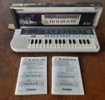 Casio Club Song Bank Keyboard M-100. - Lote no compartimento de  pilha enferrujado, nao testado.