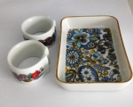 Mini travessa e duas argolas em porcelanas - Diâmetro: 5 cm e Altura: 3,5 cm ( argolas) e Medidas: 13x9x2,5 cm( Travessa).