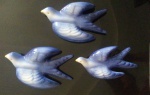 Trio de pássaros faianças na cor azul  - Medidas  18x11 cm / 18x11 cm e 8x14 cm . A peça esta sendo leiloada para cobrir despesas de guarda e depósito, por não ter sido retirada por arrematante de leilões passados.