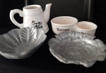 Quatro peças sendo duas em metal( bowl) ,uma pesqueira em porcelana e um bule.