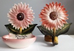 Linda saboneteira e gancho de parede, em porcelana em forma de flor - Medidas:  13x17 cm e 14x17 cm