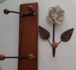 Cabide em madeira com dois ganchos,  uma cabide em flor ( com a bola de madeira com lascados) e dois enfeite em cerâmica representando animal silvestre. Lote será leiloado para  pagar despesas . Medidas: 32x9 cm e 22 cm