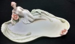 Porta cartão em porcelana policromada norte-americana da manufatura de unicórnio Studio ao gosto Art-Nouveau representando Ninfa à beira do Lago, Medidas . 8 x 23 x 16 cm -  A peça esta sendo leiloada para cobrir despesas de guarda e depósito, por não ter sido retirada por arrematante de leilões passados.