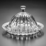 Queijeira em cristal com belo design. - Diâmetro : 20 cm e  Altura: 13 cm.