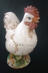 Escultura em porcelana representando galo  Medidas 13x22x26 cm - -A peça esta sendo leiloada para cobrir despesas de guarda e depósito, por não ter sido retirada por arrematante de leilões passados.