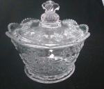 Bomboniere em cristal transparente com design lapidado coroas em relevo -Diâmetro:  21 cm e Altura: 20 cm