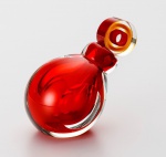 Diferente perfumeiro em bloco de cristal com espetacular tom. Este perfumeiro tem base inclinada que o diferencia de todos os demais. Peça sem uso.