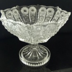 Delicado centro de mesa de pê alto  em demi cristal ricamente lapidado. Diâmetro; 20 cm  Altura ; 16 cm