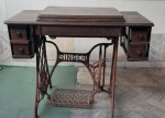 Antiga máquina de costura Singer, com gabinete. Máquina sem funcionamento e no estado Medidas: 1,27x45x73, , madeira com marcas do tempo e metais oxidados.