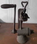 Antigo moedor de carne da marca Mimoso todo de ferro com o cabo de madeira - Altura:26 cm( Lote com lamina extra)