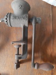 Antigo moedor de carne da marca Mundial todo de ferro com ponta do cabo de madeira - Altura: 26 cm
