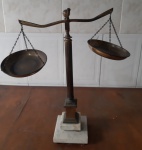 Balança  decorativa em metal amarelo com base em mármore - Altura: 50 cm
