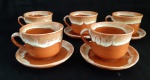 Antiga xicara de café em porcelana com detalhes nas bordas.