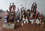 Lote com vários santos com diversos materiais.