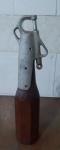 Peça em madeira com metal, - Altura: 53 cm