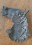 Cinzeiro antigo decorado com desenho em forma cabeça de cavalo em alto relevo  - Medidas: 20x16 cm