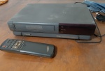 Antigo Video Cassete Samsung X45br II, NAO TESTADO, com controle remoto com compartimento  da pilha enferrujado.