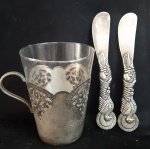Antigo suporte em metal com copo de vidro ( provavelmente em prata)  e duas espátula.