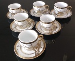 Jogo de xícaras de café em porcelana com detalhes em dourado, composto por 12 peças, seis pires e  seis xícaras.