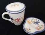 Caneca de chá com infusor confeccionada em faiança e meiga  petisqueira em porcelana com delicados desenhos  - Diâmetro: 10 cm e Altura: 13 cm  e 13x14x3,5 cm