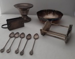 Castiçal em metal, antigo porta fosforo , cinco colheres de café, um bowl e um porta chá.