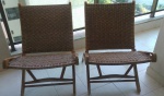 Duas cadeira articuladas em fibra natural, com desenhos entrelaçados e detalhes nos pés - Medidas: 60x80x78 cm - Lote precisando de verniz, uma cadeira com pouquinha de palha solta devido ao ressecamento.