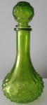 Garrafa decorativa em vidro na cor verde com detalhes no corpo em alto relevo - Altura: 25 cm