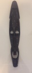 Máscara africana esculpida em madeira. Medidas 50x10 cm