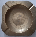 Cinzeiro para charuto em metal dourado - Medidas: 15x15 cm