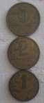 Três moedas antigas, um cruzeiro  1945, dois cruzeiros 1946 e cinco cruzeiros 1942.