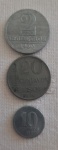 Três moedas, dois cruzeiros 1960 em alumínio, vinte centavos 1970 e dez centavos 1955 em alumínio.