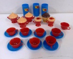 Mini Jogo de Chá de bonecas, anos 70. Fabricado por Mimo S/A /linha popular de plásticos como panelinhas e minis fogões do fabricante brasileiro Mimos Brinquedos: 27 peças. A bandeija na foto não faz parte do conjunto