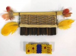 2 Apetrechos ( pente e pulseira ) feitos pela tribo Xikrim do Cateté, grupo Mebêngôkre da região do sudeste do Pará,presenteado em 1992, ao proprietário em decorrência de uma expedição na região . Não é de uso diário, como ornamento.