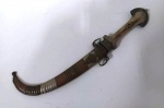Antiga adaga indiana feita a mão ricamente trabalhada com cabo de madeira e bainha em trabalhada em vários metais . Lamina com ferrugem . Mede: 30 cm