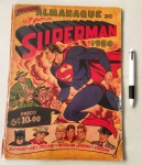 Raríssimo Gibi - Pequeno Almanaque do Superman - 1950 - Formato grande - capas soltas - 80 págs - No estado . " O primeiro almanaque do Superman no Brasil, já enganou muito colecionadores! Apesar do título "Pequeno Almanaque do Superman" suas dimensões eram de 27 X 37 cm. Ou seja, o Almanaque é considerado Gigante para os padrões de revistas na época. Um outro detalhe importante, é que foi lançado no final do ano de 1949, portanto seria de 1949 e não de 1950 como descrito na capa. Teve 80 páginas e é até hoje um dos itens mais raros da epopeia do herói no Brasil. Para quem só teve oportunidade de ver o Superman na Editora Abril ou Panini"