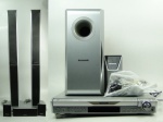 PANASONIC - DVD Home Theater Sound System da PANASONIC , modelo SC-HT740 com Panasonic , modelo SE-FX60 Wireless System . Sistema de Home Theater com leitor de 5-DVD de varredura progressiva integrado, 2 alto-falantes de torre montáveis na parede frontal, 1 alto-falante central, 2 alto-falantes satélites e subwoofer . Sistema de Home Theater com leitor de 5-DVD de varredura progressiva integrado, 2 alto-falantes de torre montáveis na parede frontal, 1 alto-falante central, 2 alto-falantes satélites e subwoofer Pronto para áudio de 2 vias sem fio / sem fio . Acompanha o equipamento Wireless System , um sistema de alto-falante e transmissor sem fio Panasonic SE-FX60. . Ele fornece uma maneira de ter alto-falantes na parte traseira de sua sala de home theater sem ter que passar fios do receptor para os alto-falantes traseiros . Acompanha controle remoto , manual , cabos e fios . Todos os equipamentos em bom estado , apenas uma dos alto falantes torre com pequena avaria na moldura superior e nos encaixes da torre . FUNCIONANDO .