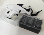 Sensacional esta Lupa de cabeça com 5 lentes destacáveis, iluminação por LEDS- Lente de Cabeça Destacável LED Lupa Iluminado Com 5 lente Substituível.Este inovador ampliador de óculos, com tiara e 2 luzes LED, pode ser facilmente utilizado para ler livros, ler jornais, desenhar, fazer artesanato, personalizar flores e plantas, entre outros. A luz LED e as lentes são destacáveis em uso. Além disso, estão disponíveis 5 lentes com ampliações diferentes para o seu uso alternativo.PRODUTO NOVO NA CAIXA.Característica: - 5 lentes substituíveis / interconvertíveis com diferentes ampliações marcadas no meio. - A luz do LED pode ser girada e a caixa da fonte de luz com o compartimento da bateria é removível. - Faixa de cabeça ajustável garante um uso mais confortável e apertado da cabeça. - A caixa da fonte de luz pode ser usada separadamente como fonte de iluminação após ser desmontada. - Amplamente utilizado no processamento mecânico, reparação electrónica, avaliação de jóias, reparação de relógios e gravação em miniatura, etc.Especificação: 1. Tipo: Cabeça lupa 2. Modelo: 81001-G 3. Ampliação: 1X 1.5X 2X 2.5X 3.5X 4. Material: Plástico, metal, lentes acrílicas 5. Fonte de luz: LED (x2) 6