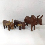 Trio de Estatuetas em madeira representando bois . Mede: 13 cm o maior.