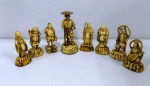 Antigo Conjunto de 8 monges orientais em material não identificado ( resina ) , marcas do tempo , faltam algumas mãos . Mede 9 cm o maior .