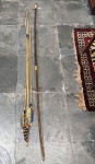 Grande arco e flecha de caça  confeccionado pelas tribos indigenas do Pará . Mede: 170 cm 